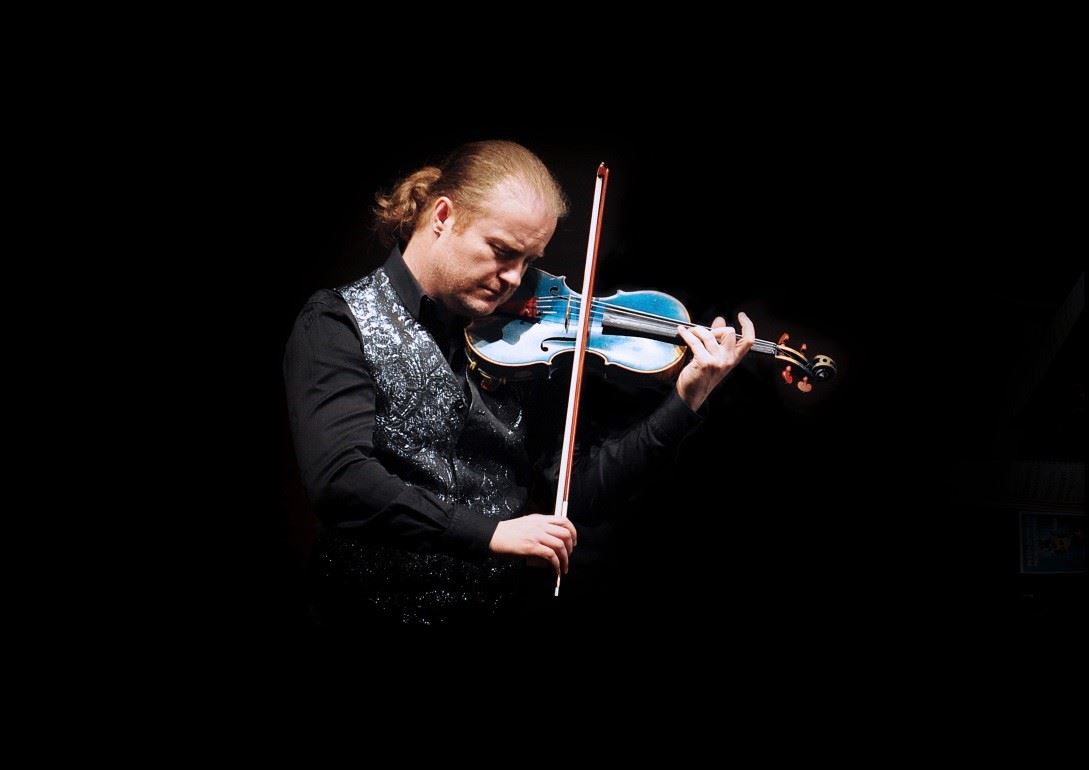 Pocta Paganinimu a vánoce na modrých houslích